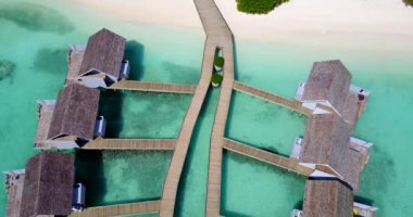 Adadaki bungalovların havadan görünüşü. Endonezya, Bali 'de yaz havası.