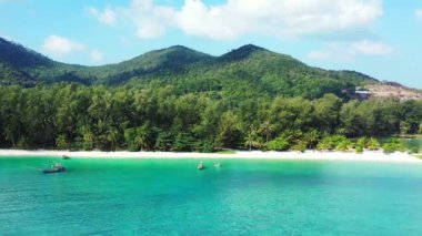 Deniz manzaralı ve yeşil dağ manzaralı. Endonezya, Bali 'nin egzotik doğa manzarası. 