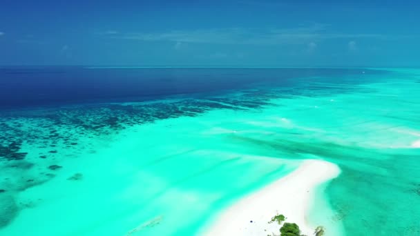 白い砂の縁をフレーミングターコイズ海の水のトップビュー モルディブでの夏休み — ストック動画