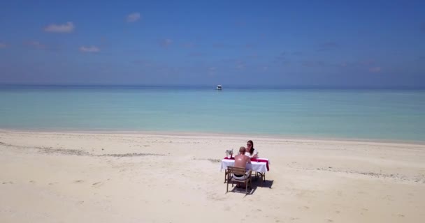 Kochająca Para Dzieli Romantyczny Lunch Tropikalnej Plaży — Wideo stockowe