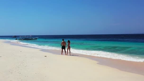 热带岛屿上 年轻貌美的夫妻在美丽的海洋视频旁的海滩度假 — 图库视频影像