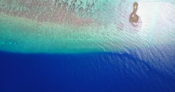 熱帯の島の旅行のコンセプトビデオのターコイズブルーの水と海のシーン — ストック動画