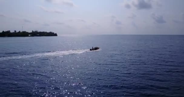 Turister Ridning Båt Nära Tropiska Vid Middagstid Sommarsemester Maldiverna — Stockvideo