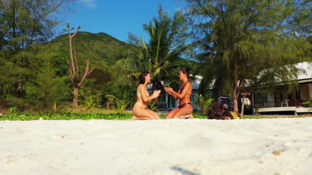 Δύο Νεαρές Φίλες Κάθονται Στην Αμμώδη Ακτή Και Παίζουν Παλαμάκια — Αρχείο Βίντεο
