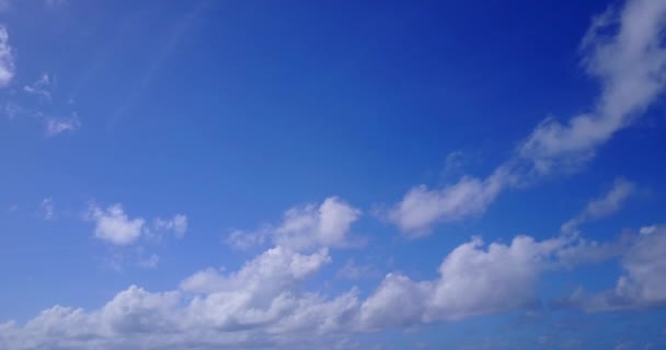 Ser Man Blød Blå Himmel Med Hvide Skyer Eksotisk Natur – Stock-video