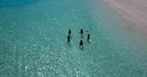 在海滩附近绿松石清澈水面上的俯瞰视频 女孩们都在水里 — 图库视频影像