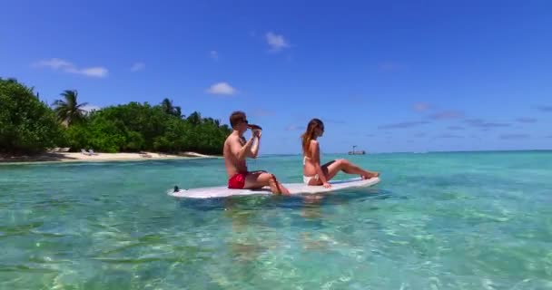 Joven Mujer Nadan Tabla Surf Mar Hermosa Pareja Descansando Resort — Vídeos de Stock