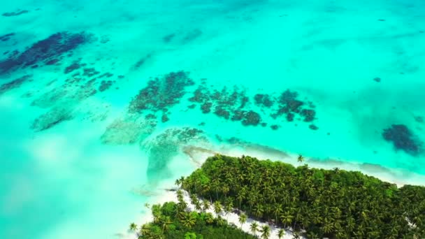 Klares Türkisfarbenes Meer Mit Grüner Insel Urlaub Dominikanische Republik Sommer — Stockvideo