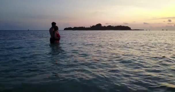 Couple Heureux Debout Dans Océan Coucher Soleil — Video
