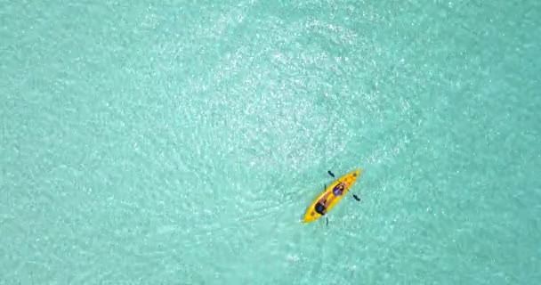 Pasangan Kayak Laut Biru Bora Bora Polinesia Prancis Pasifik Selatan — Stok Video