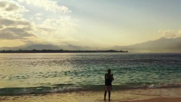 Вид Дрон Молодого Рибалки Пляжі Фоні Гір — стокове відео