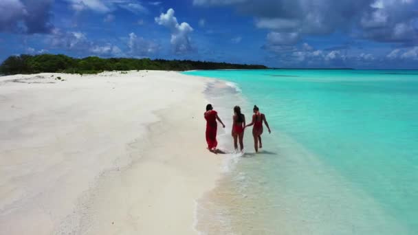 Tres Amigos Caminando Por Playa Riendo Día Verano Disfrutando Vacaciones — Vídeos de Stock
