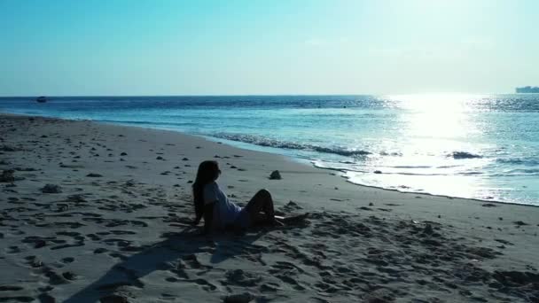 砂浜に座ってリラックスした女の子 — ストック動画
