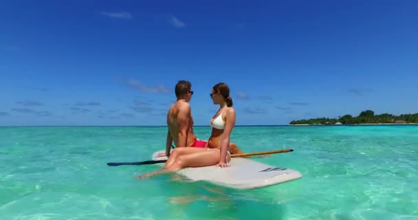 Playa Divertida Pareja Tabla Paddleboard Surf Juntos Mar Del Océano — Vídeo de stock