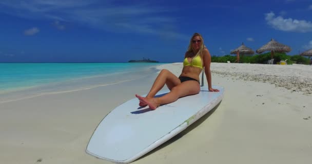 Szőke Bikiniben Pihentető Szörfdeszkán Maldív Szigeteken — Stock videók