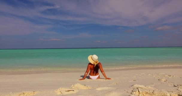 Mujer Relajándose Playa Del Caribe Vacaciones Luna Miel — Vídeo de stock