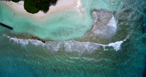 慢慢移动的海浪从顶部看 亚洲的度假场景 — 图库视频影像