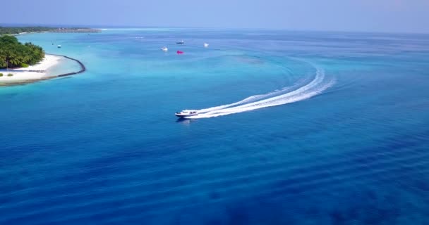 Barco Motor Que Mueve Mar Azul Con Ruta Blanca Vacaciones — Vídeos de Stock