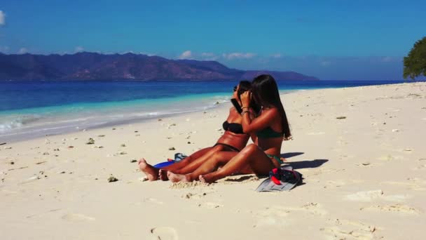Красиві Молоді Жінки Засмагають Тропічному Пляжі — стокове відео