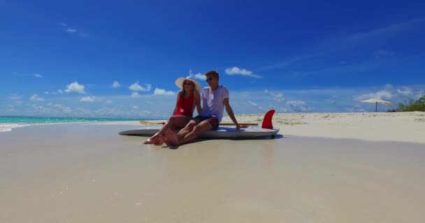 Pareja Joven Relajándose Océano Azul Playa Arena Blanca Isla Mar — Vídeo de stock