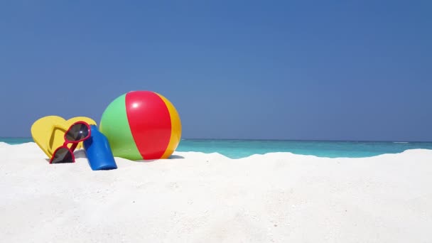 Opblaasbaar Balspeelgoed Met Flesje Zonnebril Het Strand Zomer Zeegezicht Landschap — Stockvideo