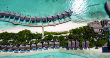 Konforlu bungalovlarıyla adanın üzerinde uçuyor. Koh Samui huzurlu sahne, Tayland.