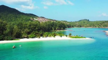 Palmiyelerle kaplı yeşil dağları olan canlı mavi deniz manzarası. Tayland, Asya 'da yaz tatili. 