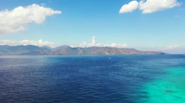 Mavi deniz suyu ve dağlı yaz manzarası, Tayland.