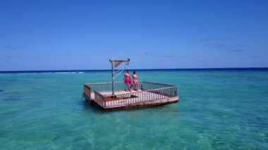 Yazın Maldivler 'de tatil yapan mutlu çift..