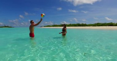 Genç çift tropikal adanın güzel okyanusunda eğleniyor ve dinleniyor. Seyahat konsepti görüntüleri. 