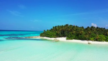 Tropikal mavi denizde yeşil bir ada. Tayland, Asya 'da yaz tatili. 