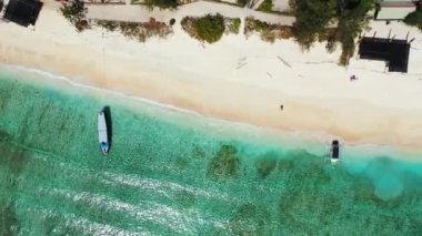Sahil şeridinin en üst manzarası. Bora Bora 'da yaz tatili, Fransız Polinezyası.