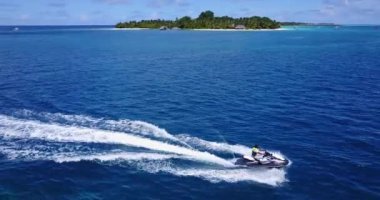 Suda scooter süren bir adam. Bali 'de yaz tatili.