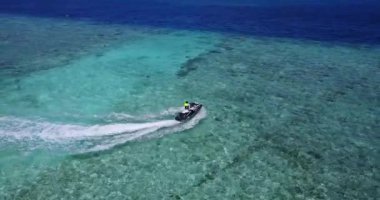 Mavi denizde scooter süren bir adam. Endonezya, Bali 'deki egzotik manzara.  