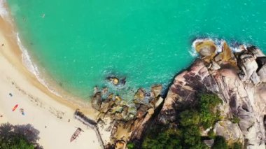 Tropik adanın kayalık kenarı. Malezya, Asya 'da yaz tatili. 