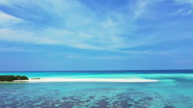 Drone 'dan deniz burnu. Antigua 'ya yaz yolculuğu.