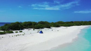 Sabahları turkuaz suyu olan güneşli bir sahil. Endonezya, Bali 'de yaz tatili.