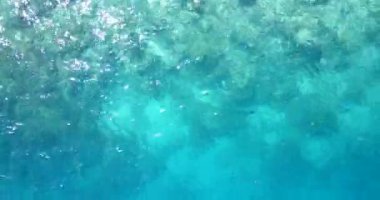 Dalgalanan deniz suyunun doğal arka planı. Koh Samui huzurlu sahne, Tayland.