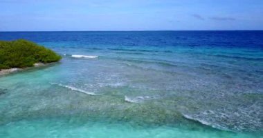 Gündüz dalgaları akan deniz. Jamaika, Karayipler 'in Doğa Sahnesi.