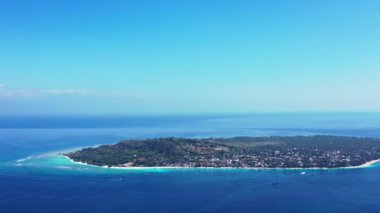 İHA büyük adanın üzerinde uçuyor. Endonezya, Bali 'ye yaz yolculuğu.