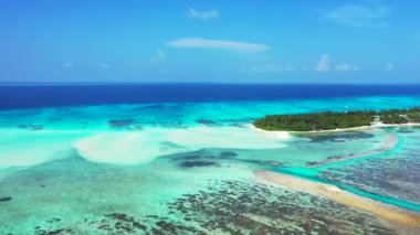 Adanın etrafındaki turkuaz deniz. Bali 'de Tatil.