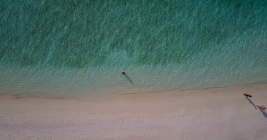 Şeffaf suyu olan kıyı şeridinin üst görüntüsü. Bali, Endonezya 'da egzotik tatil.