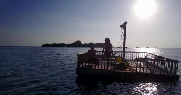 Pasangan Bahagia Berenang Atas Ponton Kayu — Stok Video