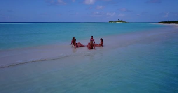 Trópusi Tengerparti Nyaralás Koncepció Gyönyörű Vonzó Nők Élvezik Időt Egzotikus — Stock videók