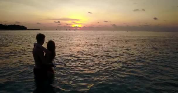 Νεαρός Άνδρας Και Γυναίκα Στέκονται Στη Θάλασσα Και Αγκαλιάζουν Νερό — Αρχείο Βίντεο