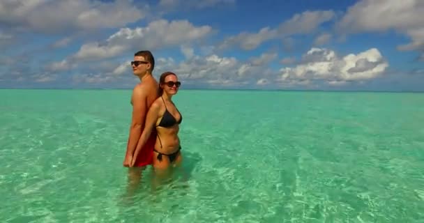 Images Jeunes Couples Reposant Dans Océan — Video