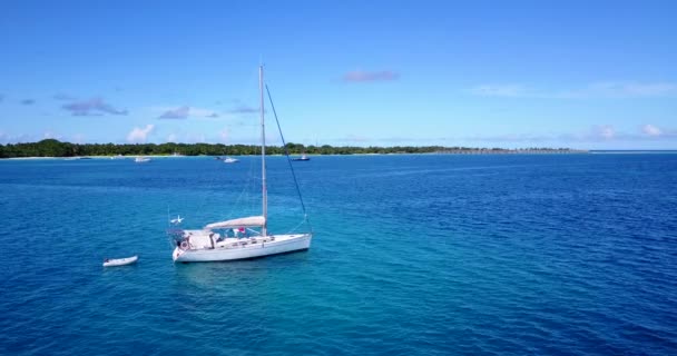 Глядя Белую Лодку Синем Море Сценарий Ямайки Карибского Бассейна — стоковое видео