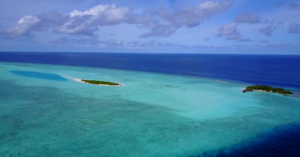 マレーシア島の東側にターコイズブルーの海が広がる素晴らしいビーチのドローンビュー — ストック動画