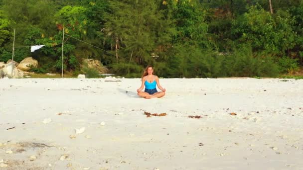 Menina Desfrutando Férias Relaxando Ilha Paradisíaca Tropical Belo Viajante Feminino — Vídeo de Stock