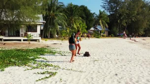 Två Unga Flickvänner Står Sandkusten Med Bagage Bredvid Dem Gör — Stockvideo